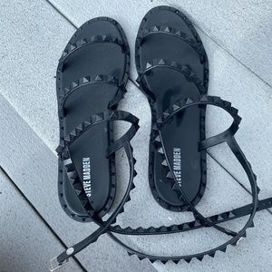 Steven Madden black travel jelly’s